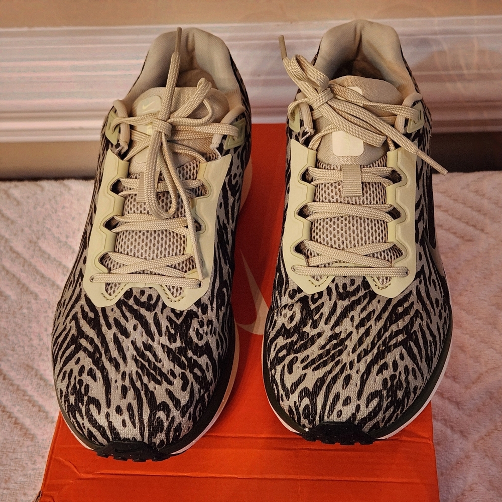 Nike Winflo 11, Women's Sz 9 - Dark Green Spot Print